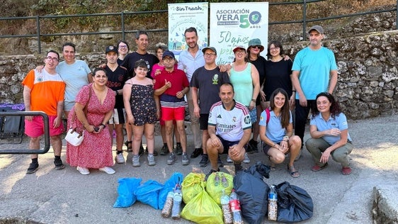 Vera Plena Inclusión realiza otra recogida de basuraleza en el Lago
