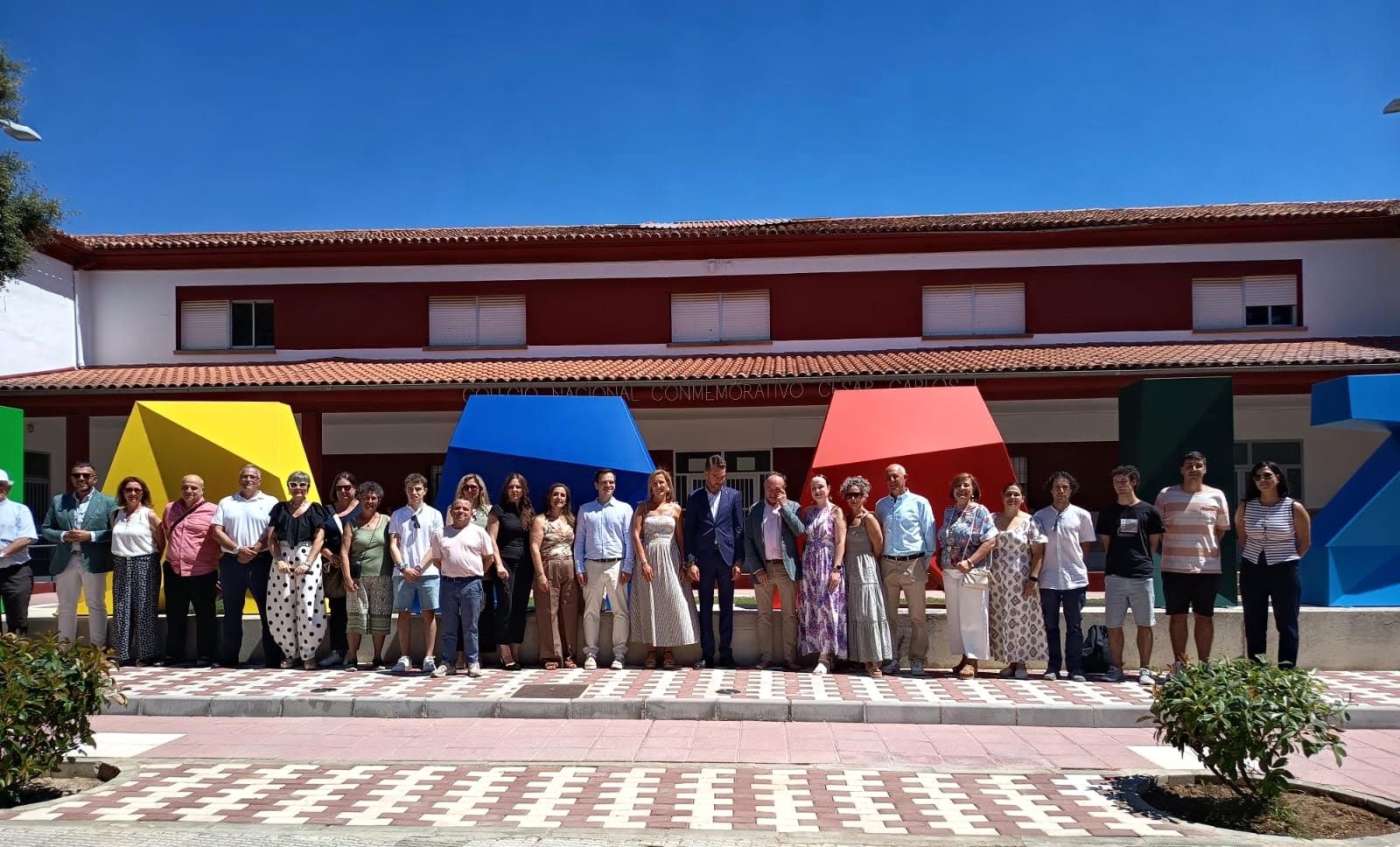 Foto de familia junto a las letras gigantes del nombre de Jaraíz