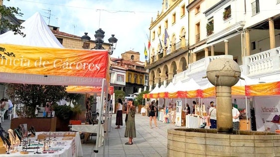 Los oficios artesanos toman la Plaza Mayor jaraiceña