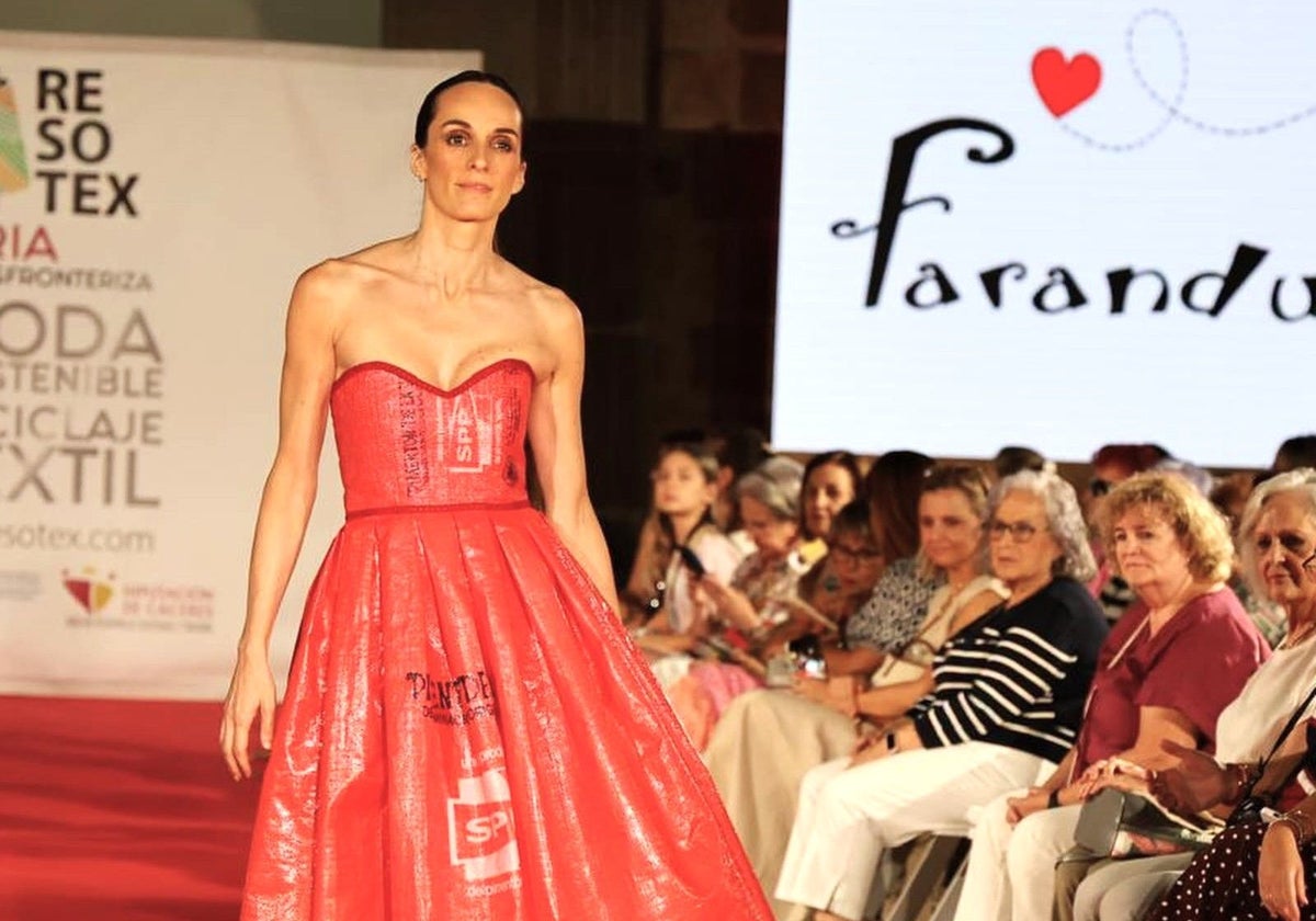 Una modelo luciendo un diseño de Farandulera