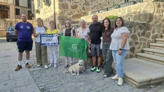 Entrega del cheque a la delegación jaraiceña