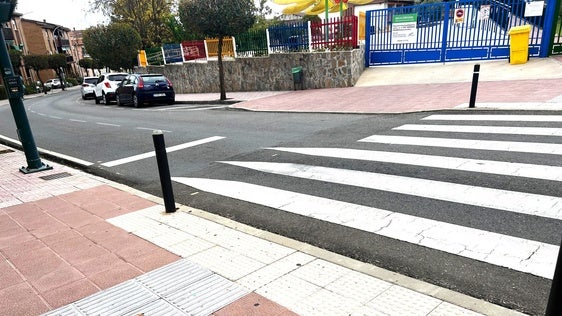 Baldosas táctiles de la avenida de la Montaña de Jaraíz