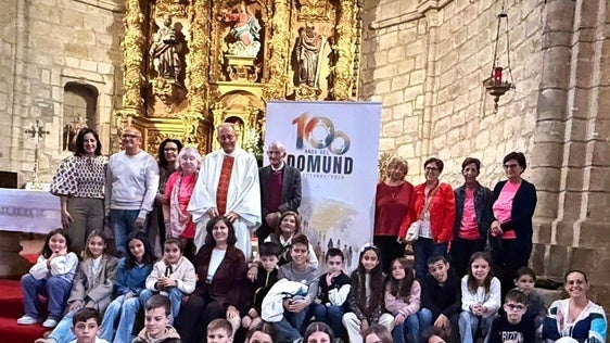 Los paisanos arropando al misionero tras la misa