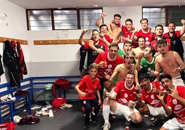Los pimentoneros celebran la victoria en el vestuario