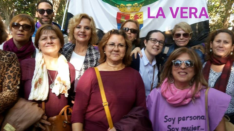 La presidenta y algunas de las veratas asistentes a la marcha