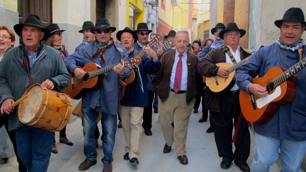 La rondalla recorriendo el domingo las calles de Jaraíz. 