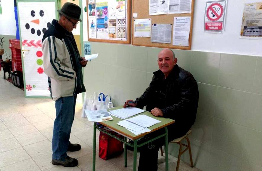 Entrega de las botellas, ayer. 