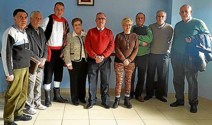La nueva junta directiva y el representante municipal. 