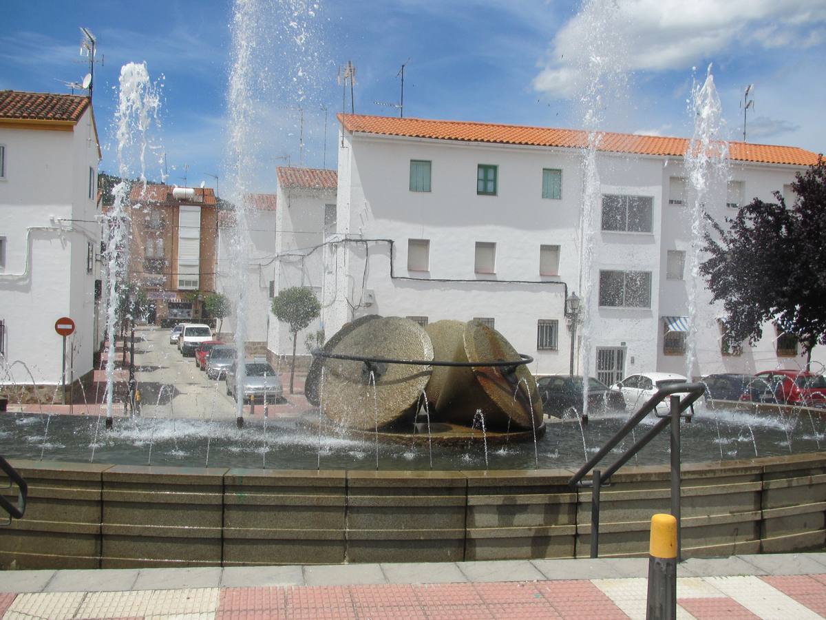 Fuente de la jaraiceña plaza de Carlos I. 