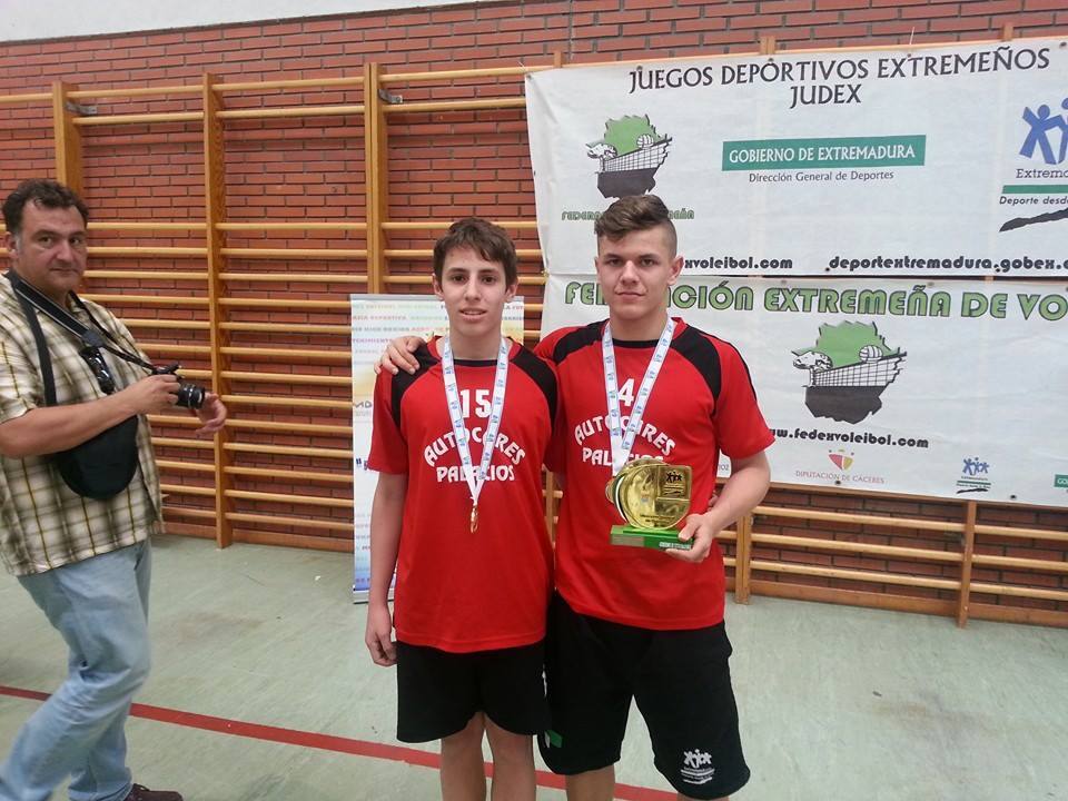 Ángel, el primero por la derecha, con un trofeo.