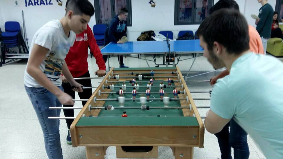 Partida de futbolín en el Centro Juvenil.