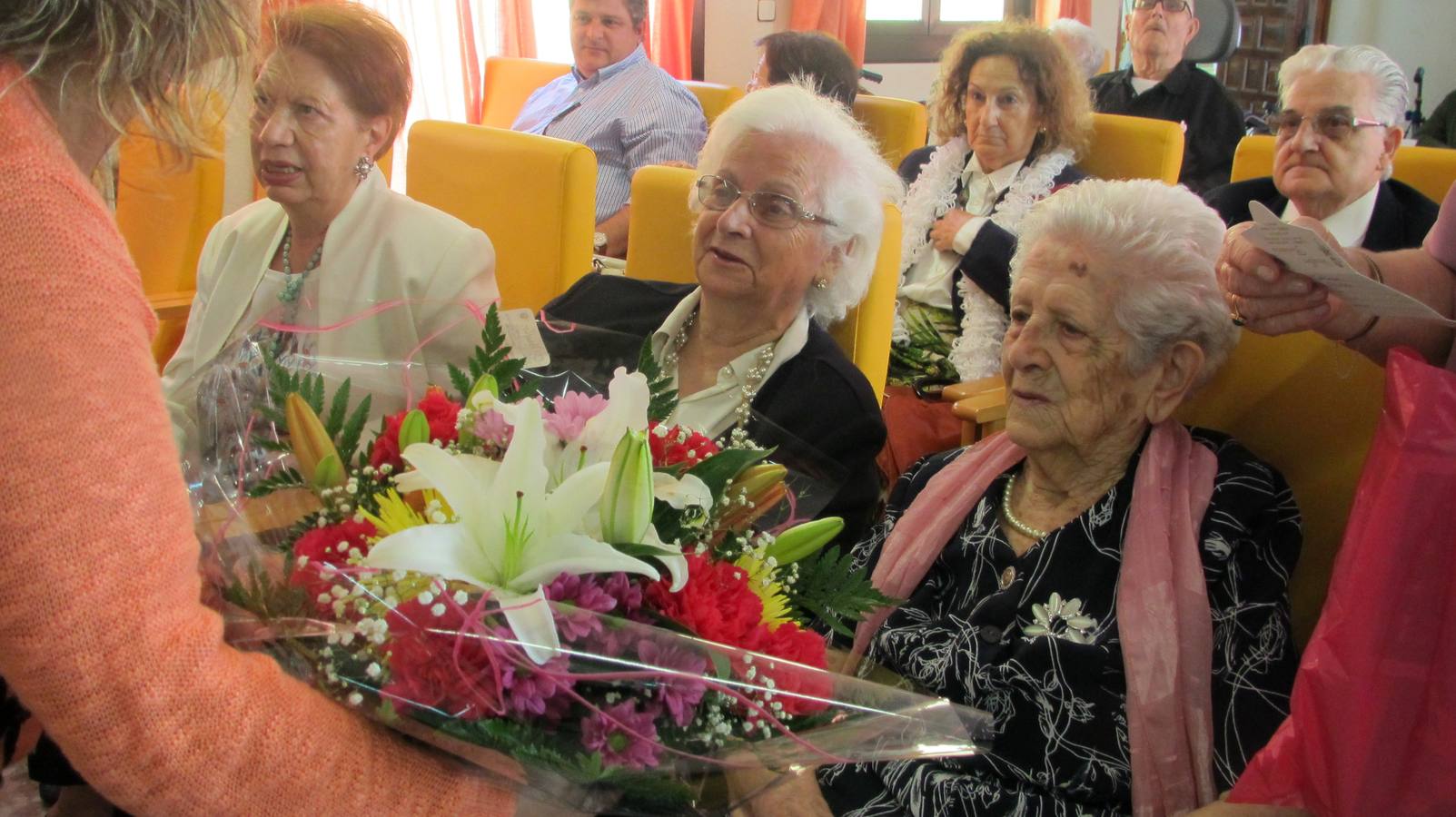 Fabia recibiendo un ramo de flores.
