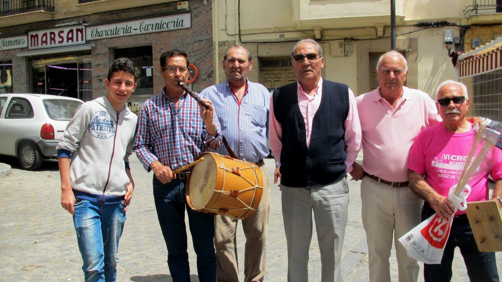 Anunciando las fiestas, esta mañana. 