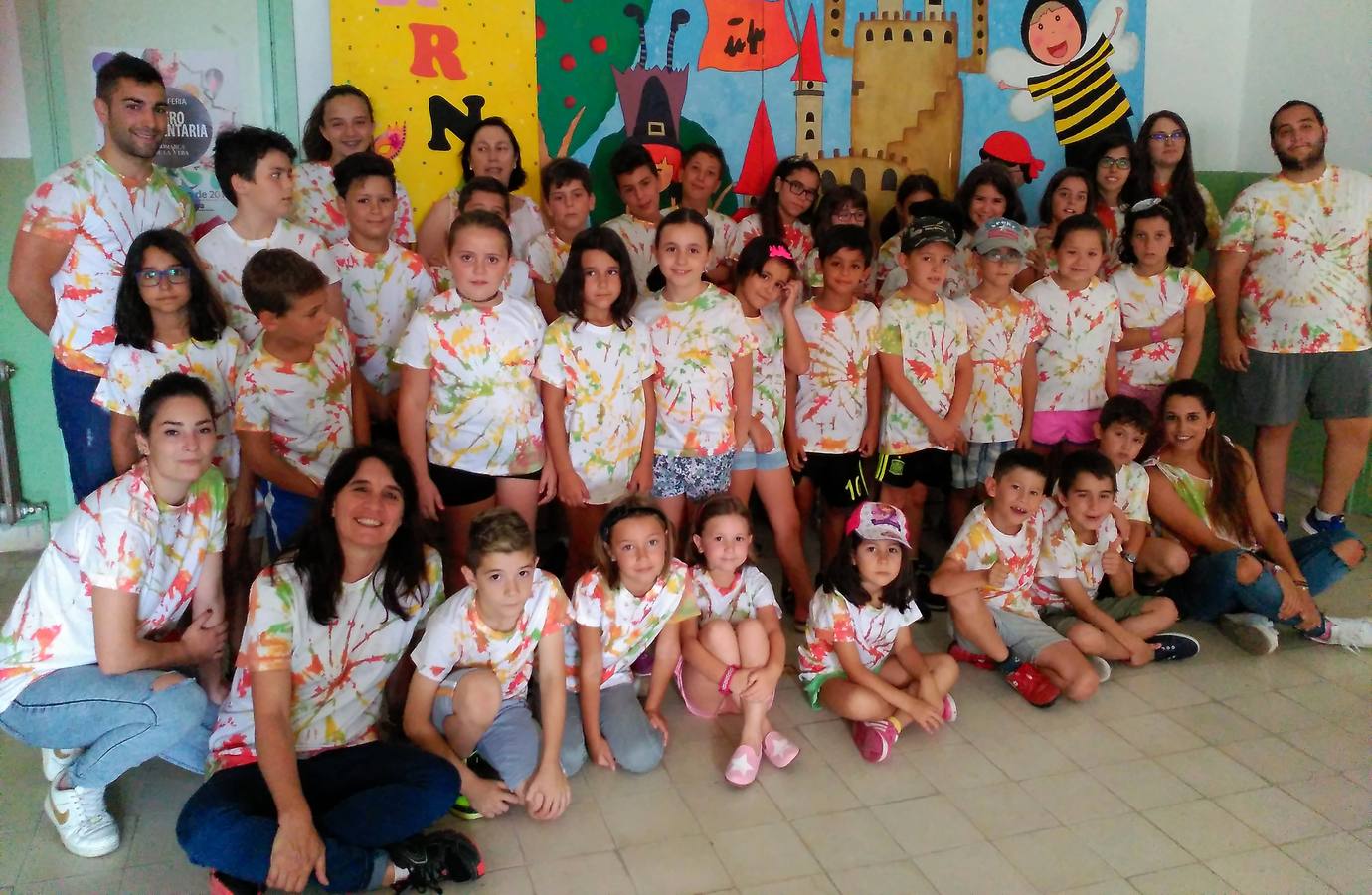 Niños y monitores participantes en el campamento.