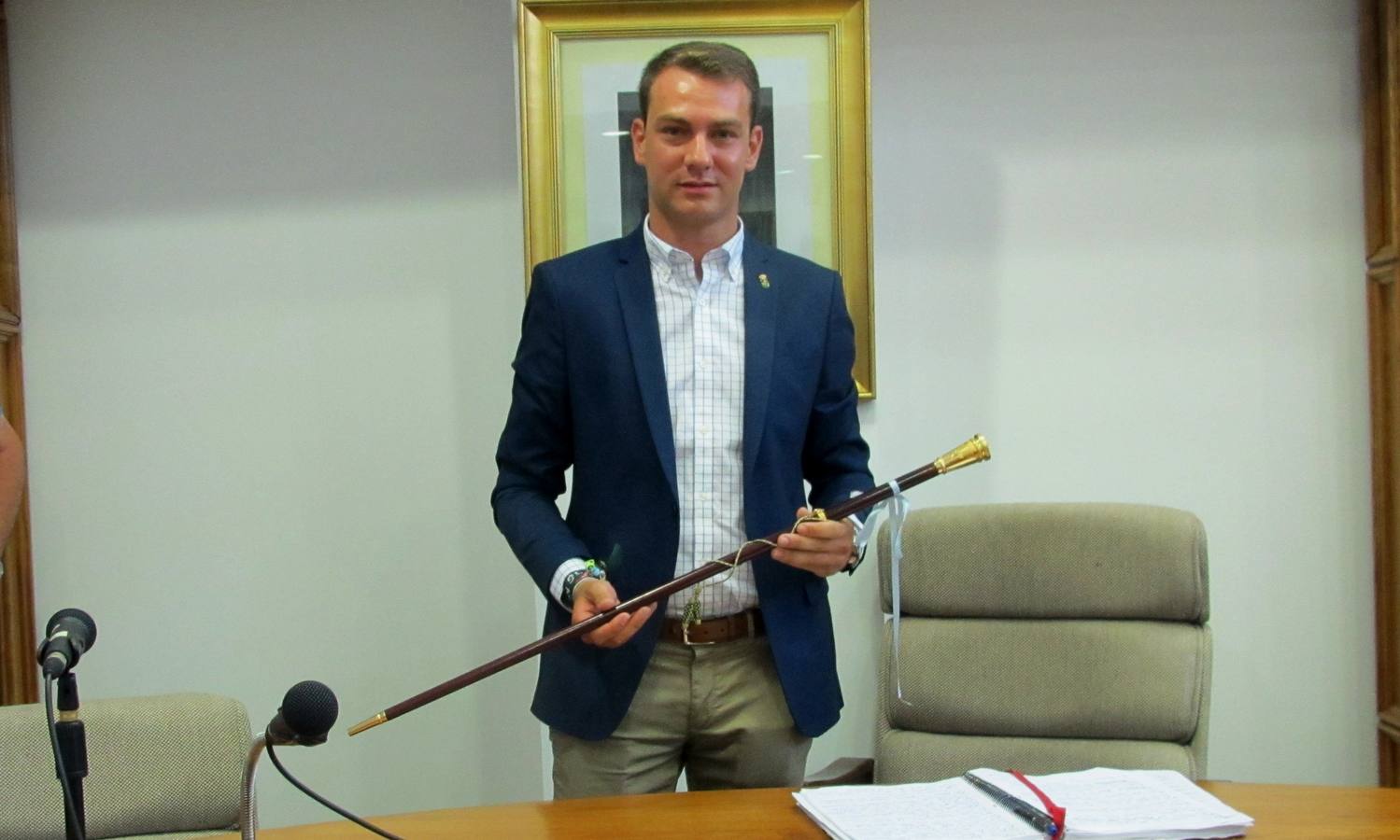 Nuñez, tras ser elegido con el bastón de mando.