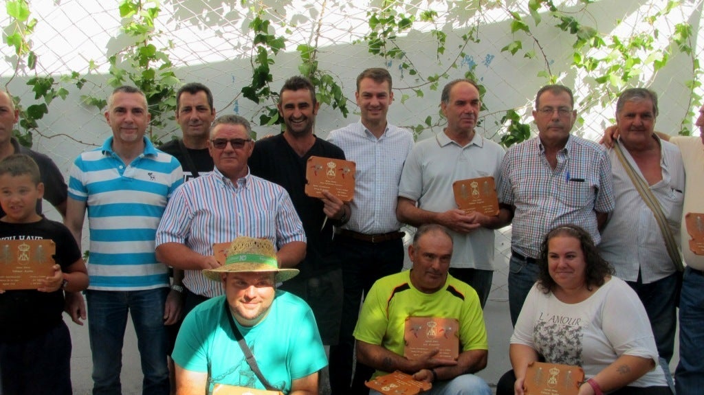 Los ganadores con sus diplomas junto a las autoridades. 