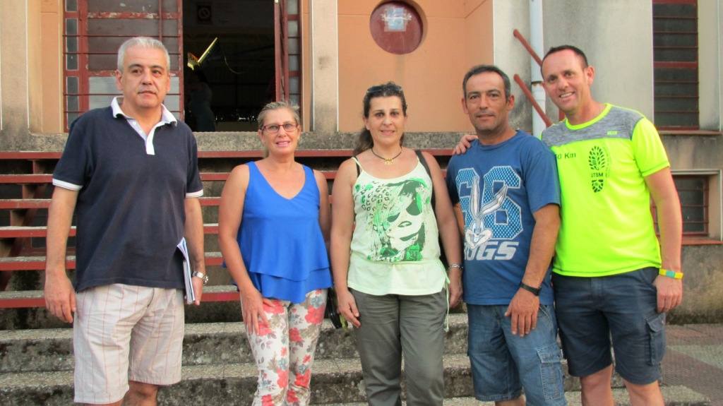 Núñez (segunda por la izquierda) y representantes del club. 