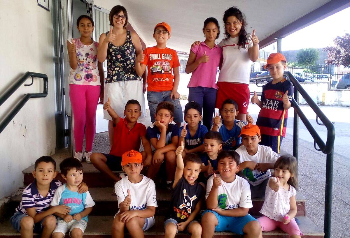 Niños participantes, una monitora y Laura González.