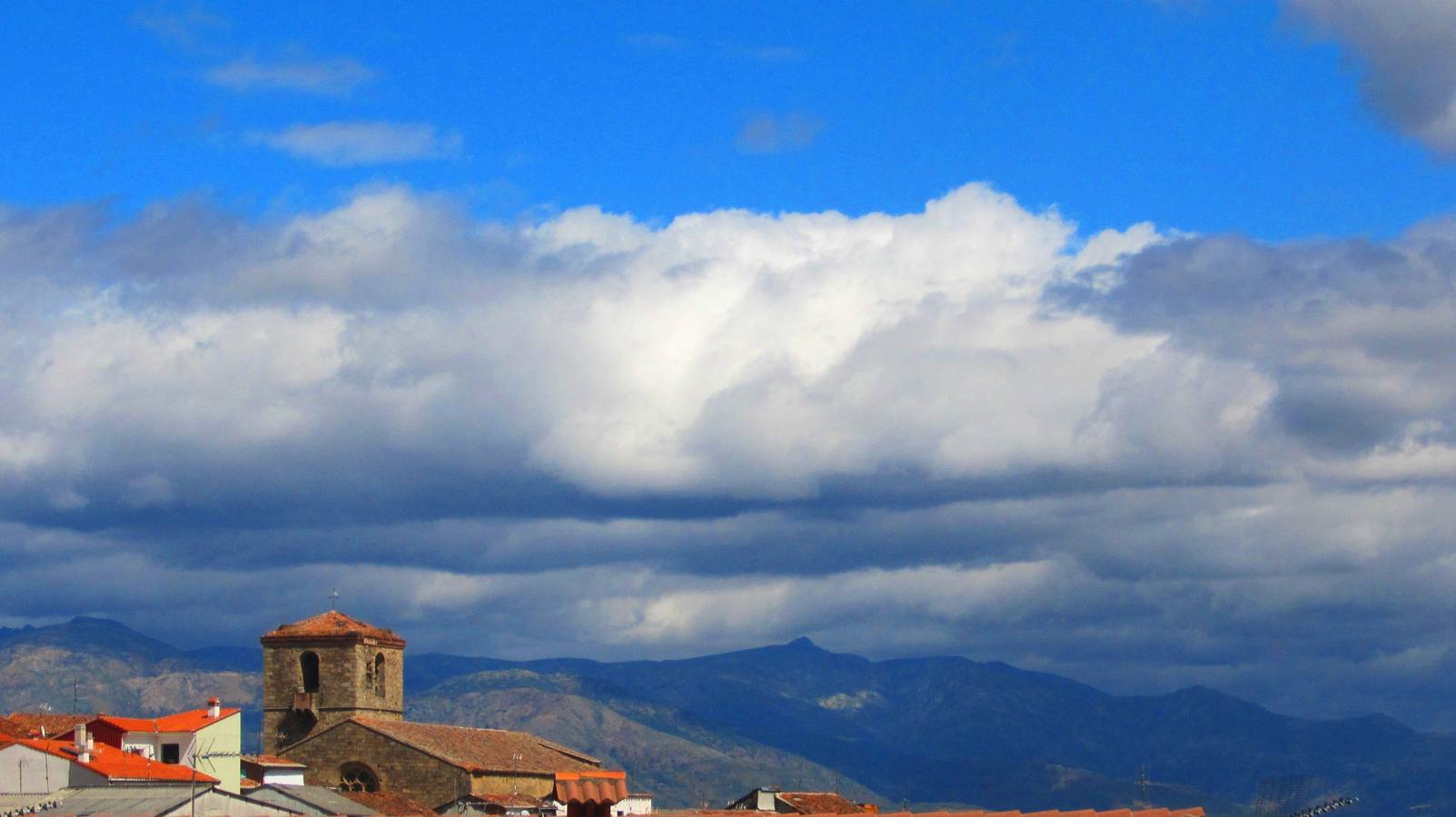 Nubes en Gredos. Delante, la iglesia de Santa María de Jaraíz.