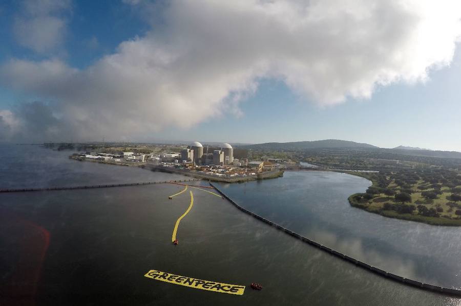 Greenpeace pide el cierre de Almaraz con una flecha gigante