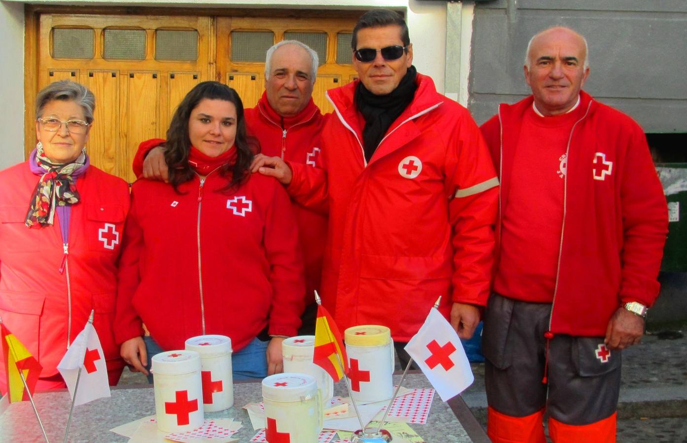 Voluntarios de Cruz Roja, en el mercado.
