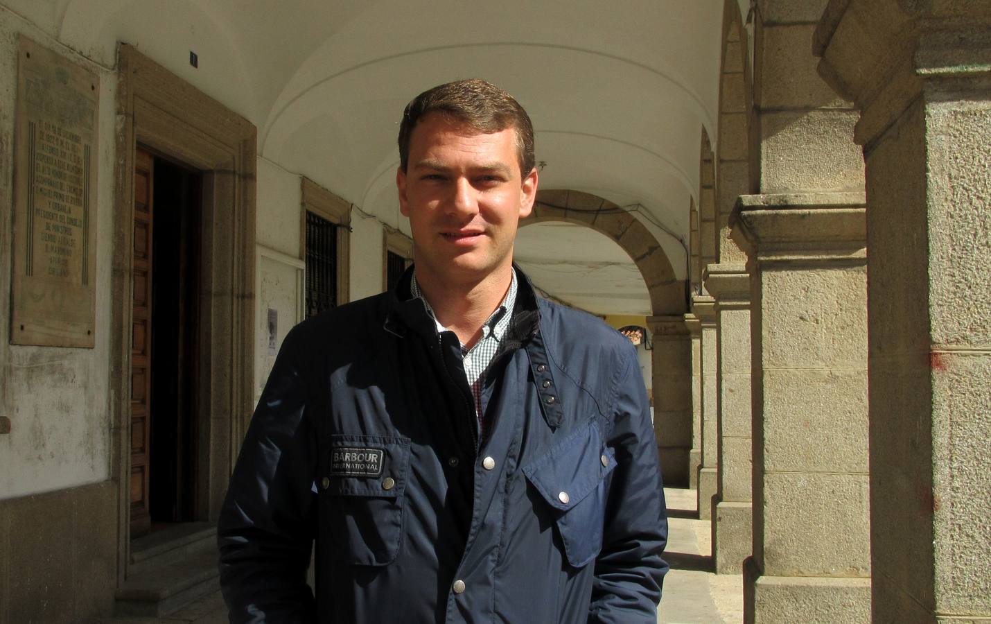 Luis Miguel Núñez, en la puerta del Ayuntamiento.