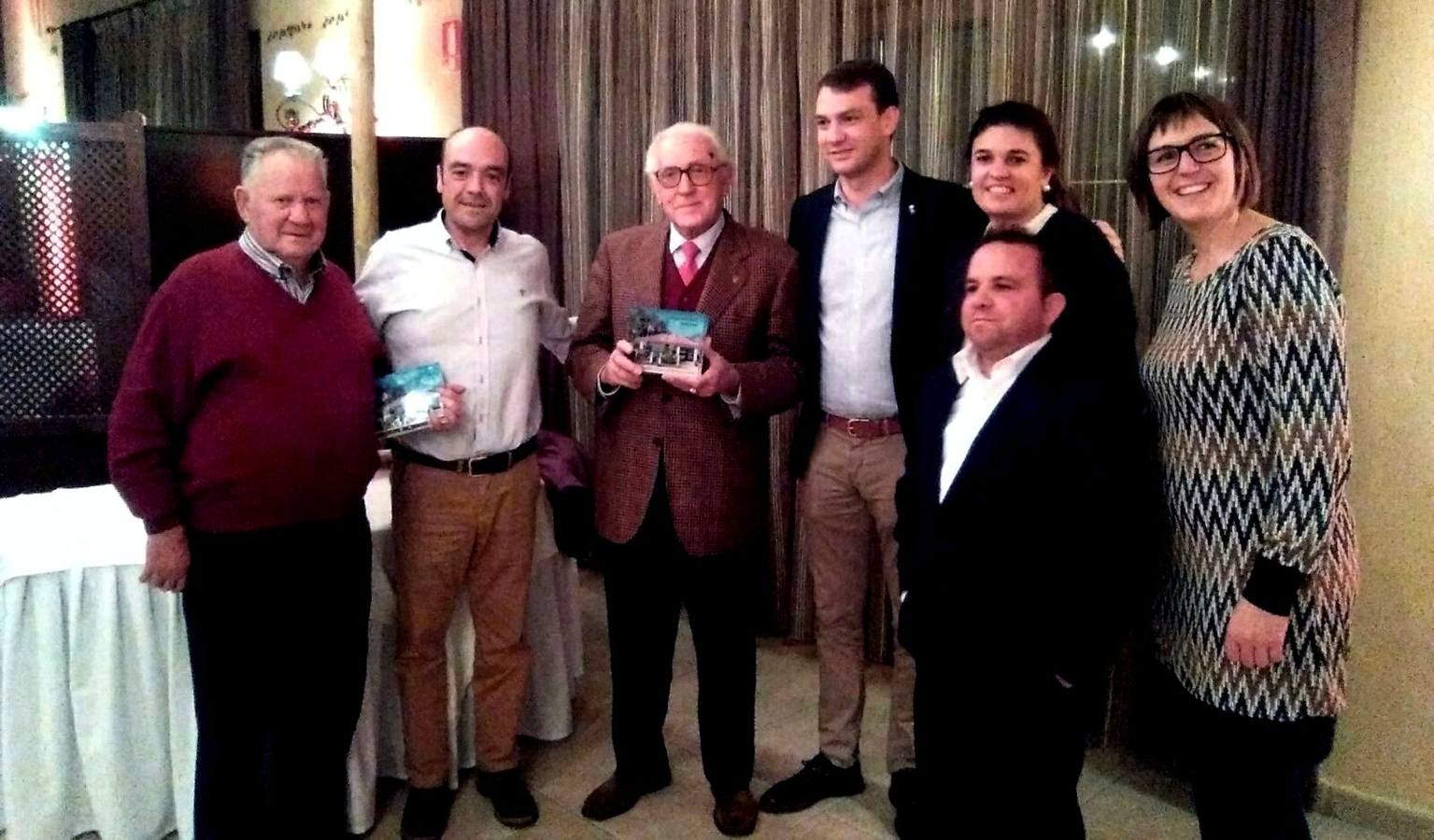 Los galardonados y la presidenta (primera por la derecha).