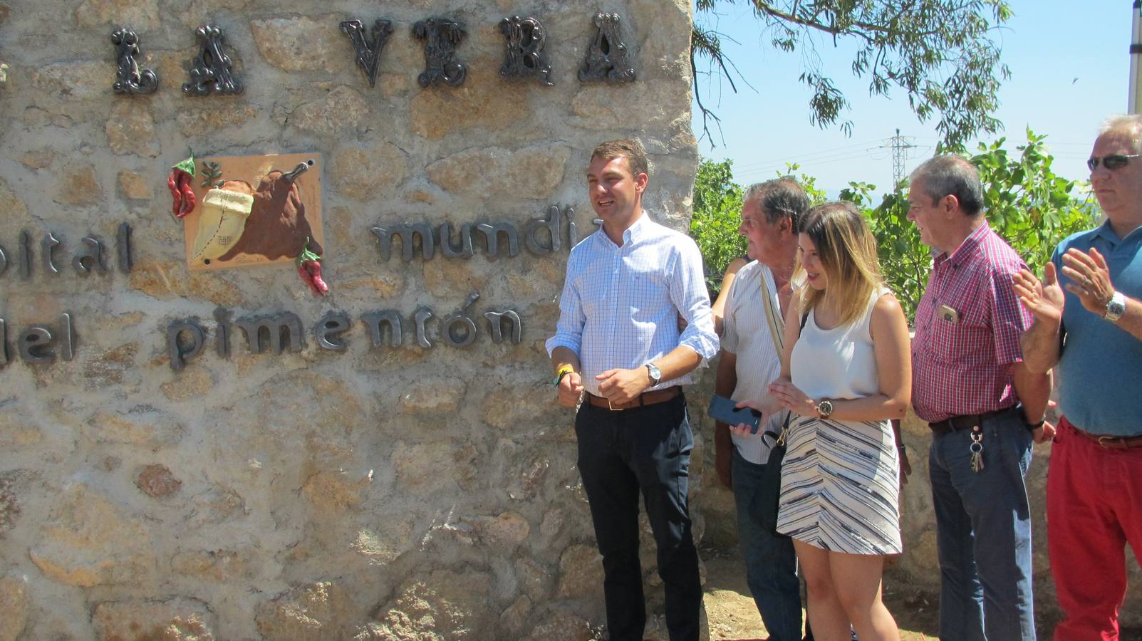 Alcalde y equipo de gobierno ante el monumento del pimentón.