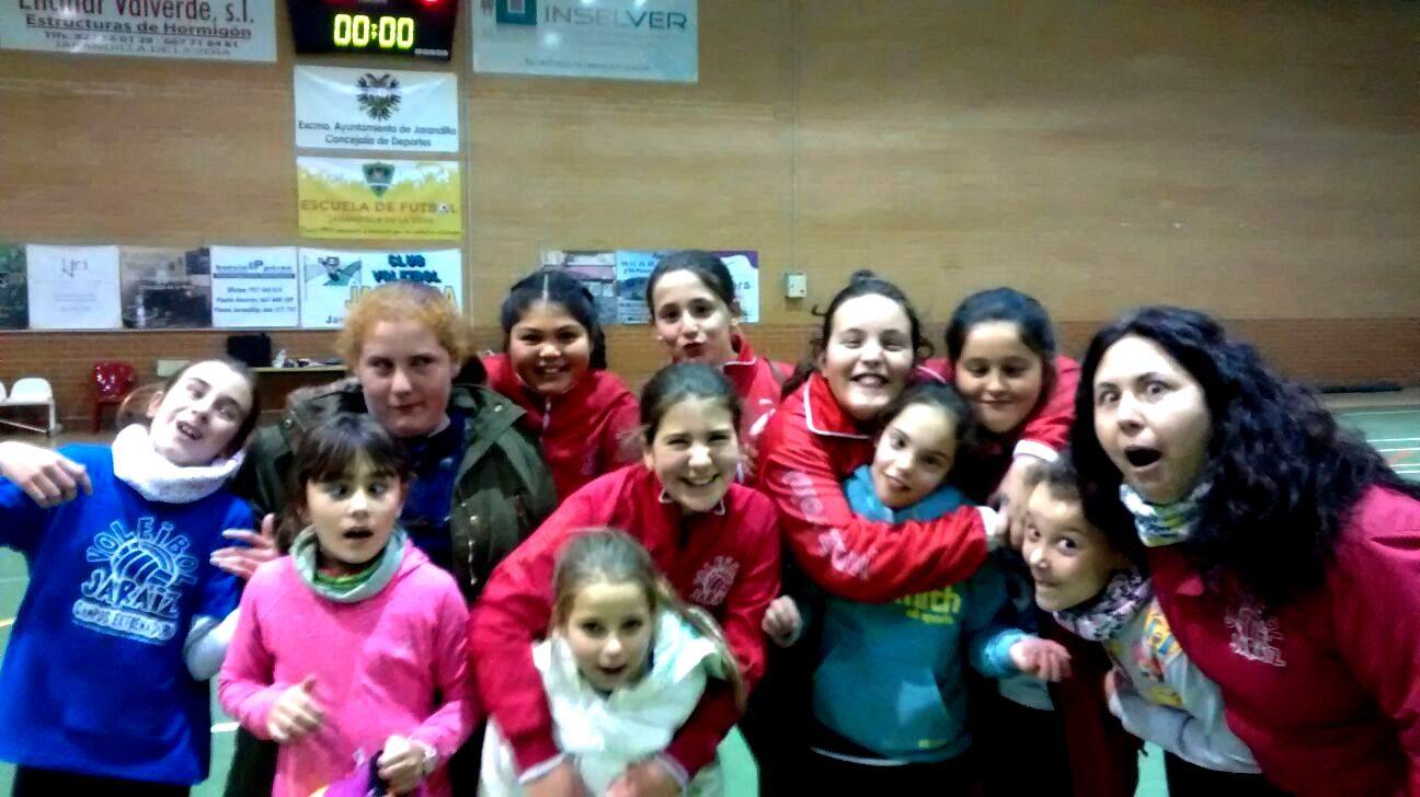 Jugadoras jaraiceñas con su entrenadora.