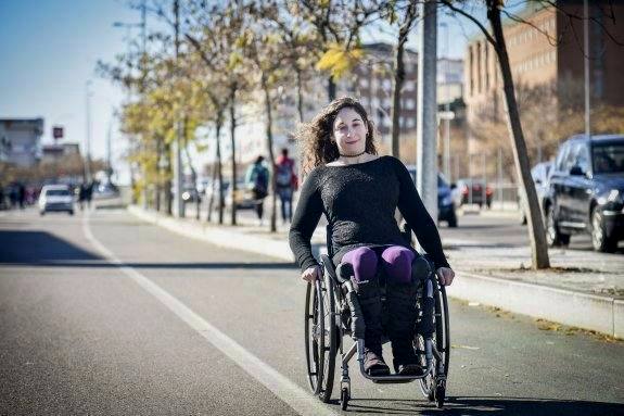 Loida Zabala, fotografiada en la avenida del Periódico HOY, en Badajoz, juntoa las instalaciones del diario.