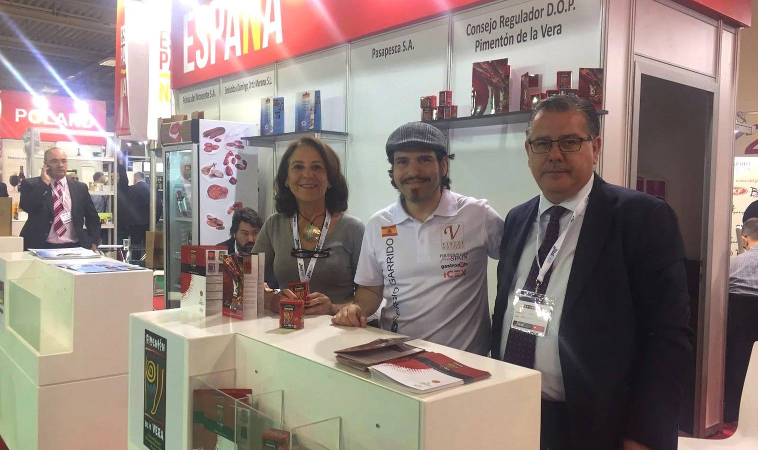 Bartolmé, Garrido y Sánchez, en el pabellón de España.