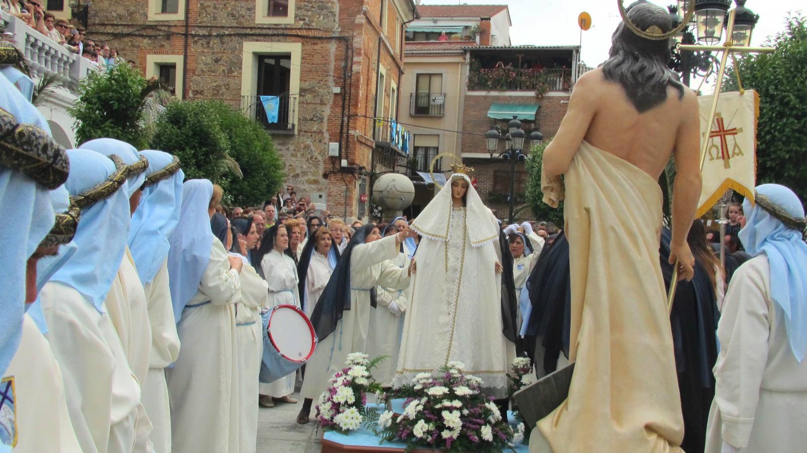 Retiran el manto negro a la Virgen frente al Resucitado
