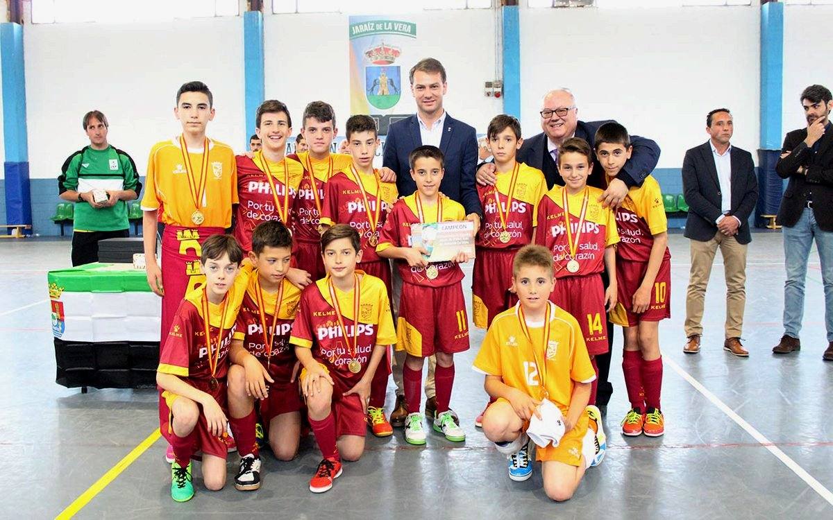 El alcalde con el equipo campeón de España, la selección de Murcia.