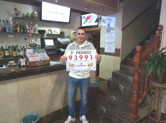 El propietario del establecimiento con el número premiado. 