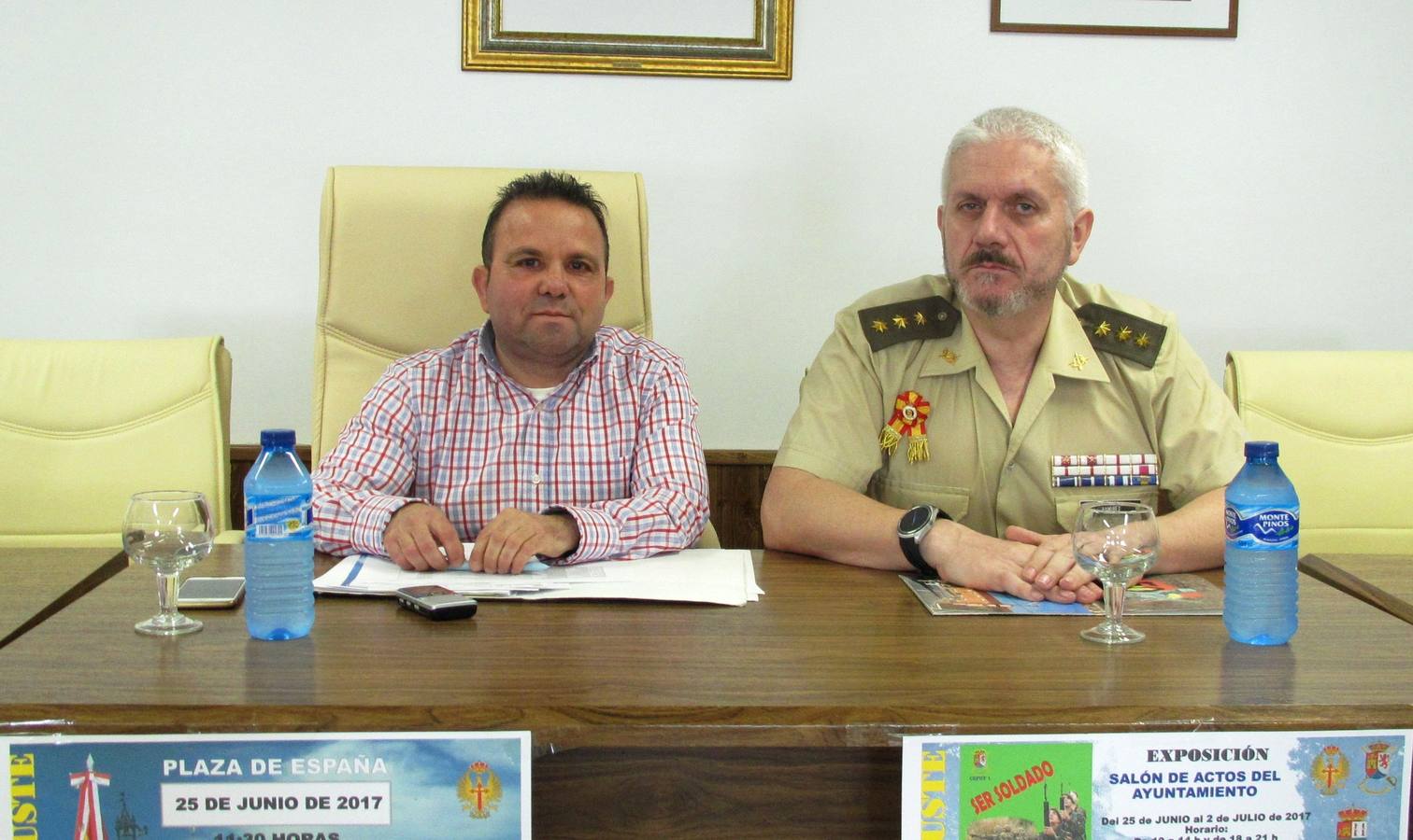 El alcalde y el coronel durante la presentación. 