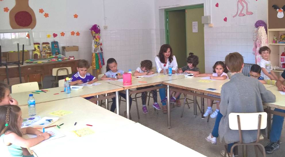 Los niños realizando las actividades. 