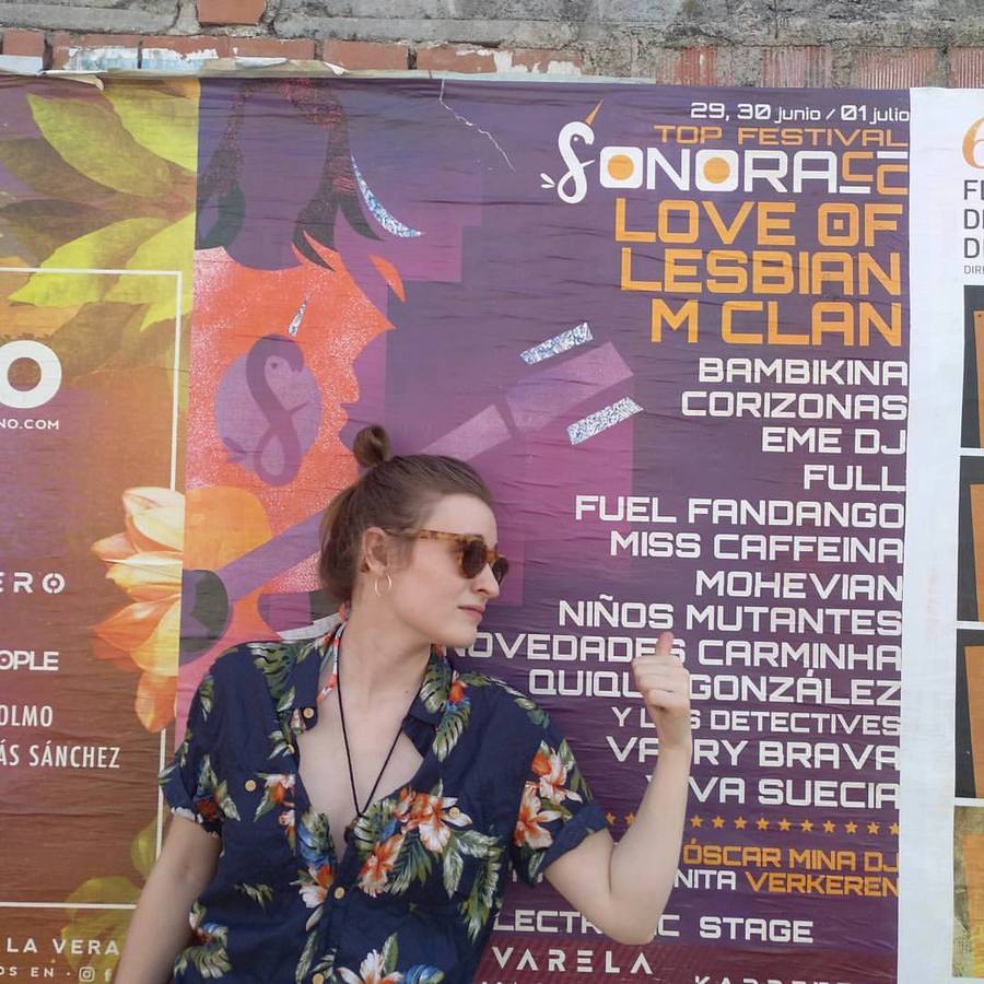 BambiKina delante del cartel del festival, en Jaraíz.