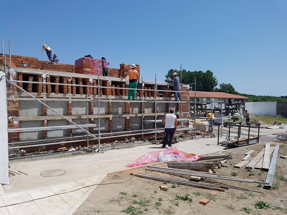 Construcción del bloque de nichos. 