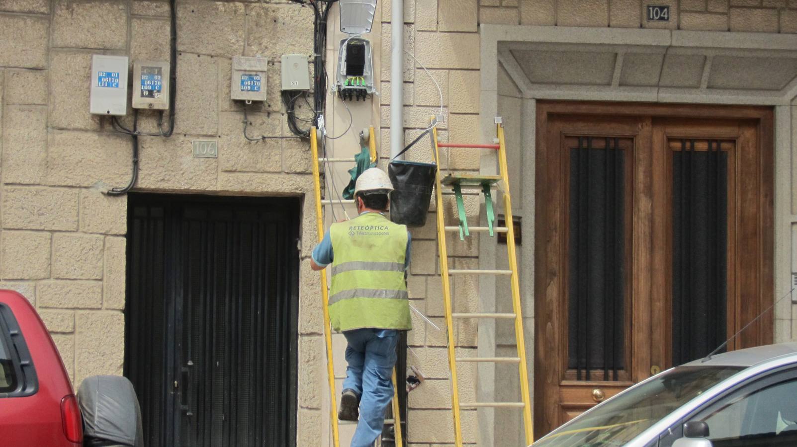 Instalación de la fibra óptica en la localidad. 