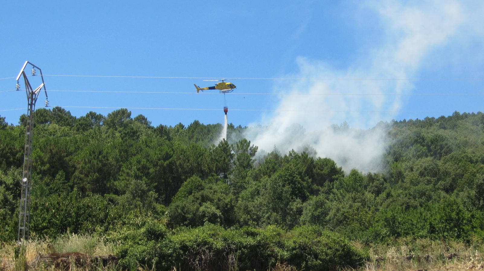 Helicóptero sofocando el incendio.