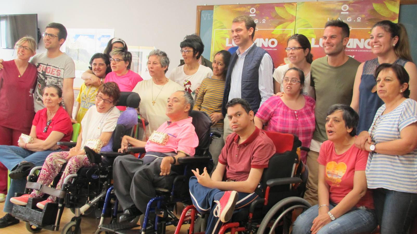 Autoridades y organizadores con los usuarios de Aspace. 