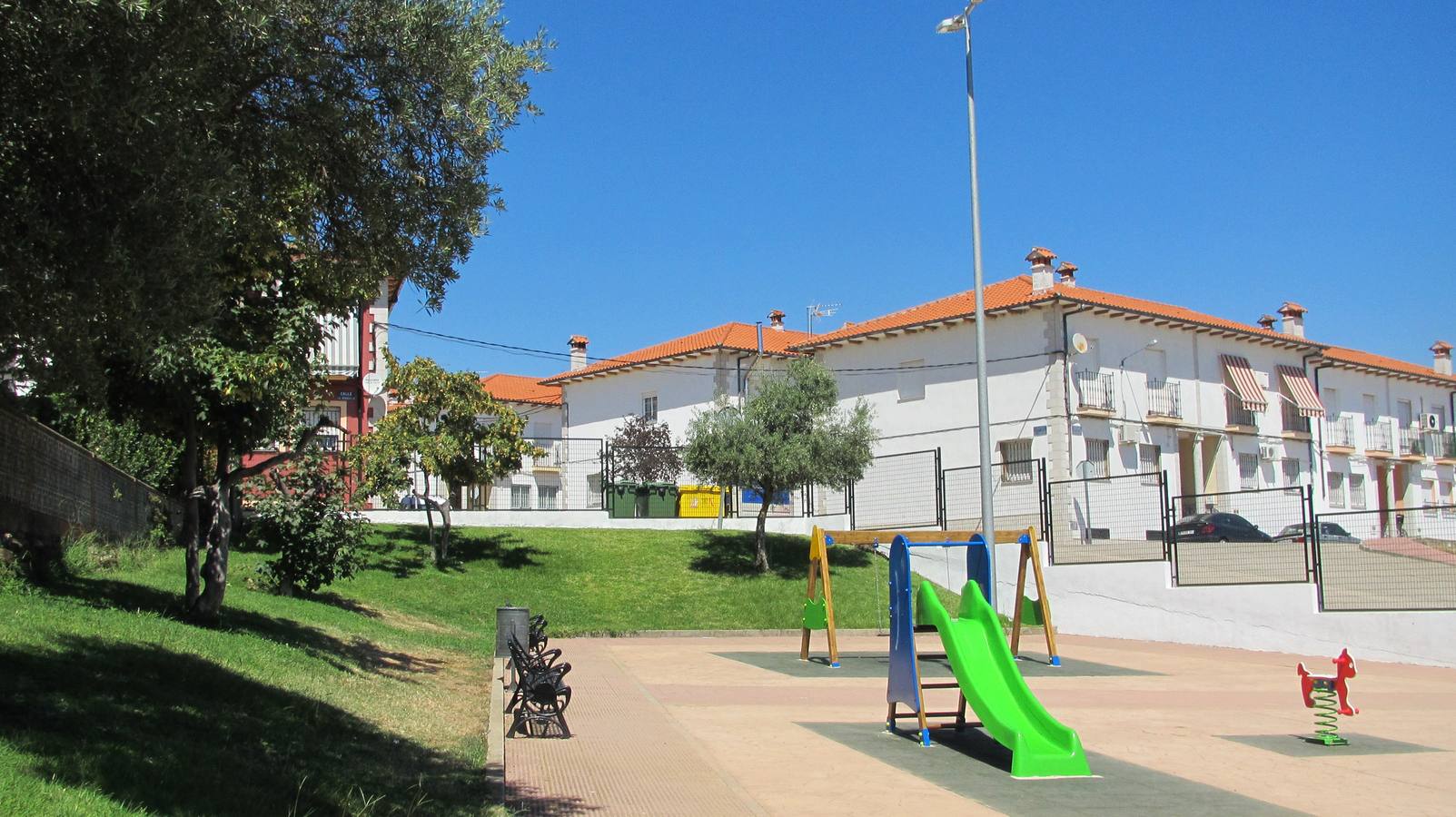 Parque y viviendas de la urbanización La Fuente.P.D.CRUZ