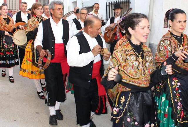Parte de los coros y danzas Los Jarentinos.