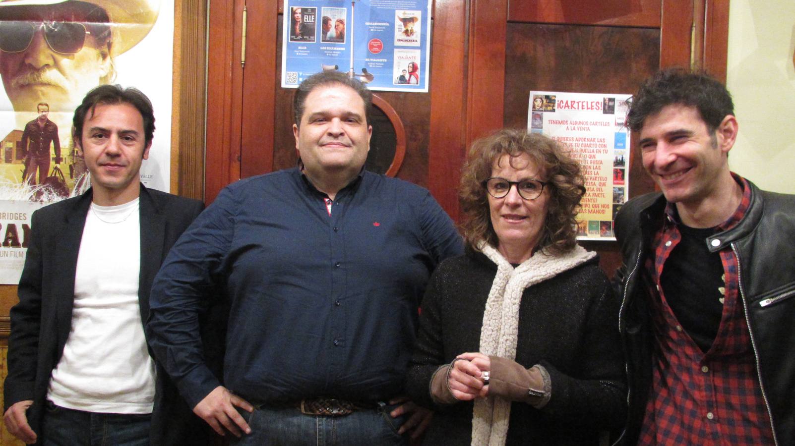 El director de la Filmoteca, en el centro, con responsables del cine-club.