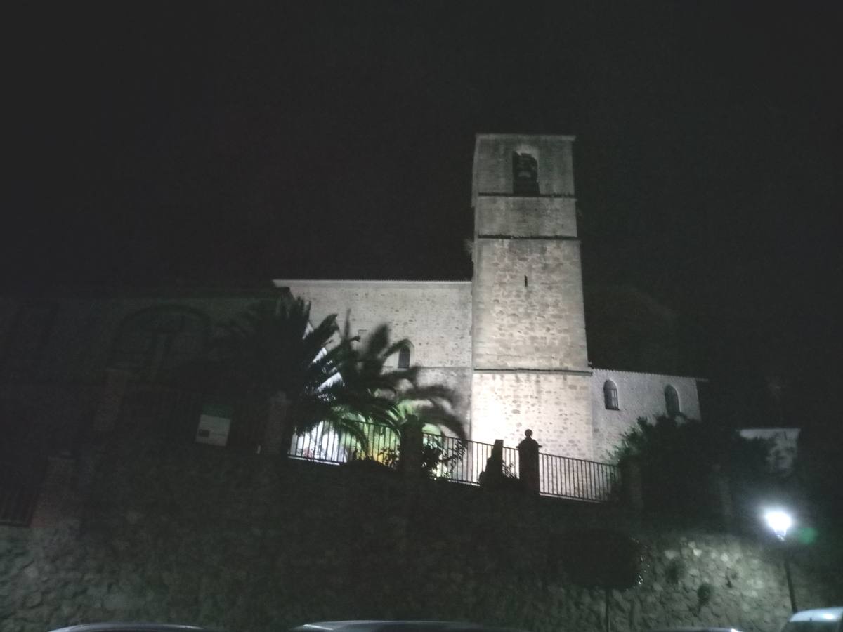 Iglesia de San Miguel, iluminada.