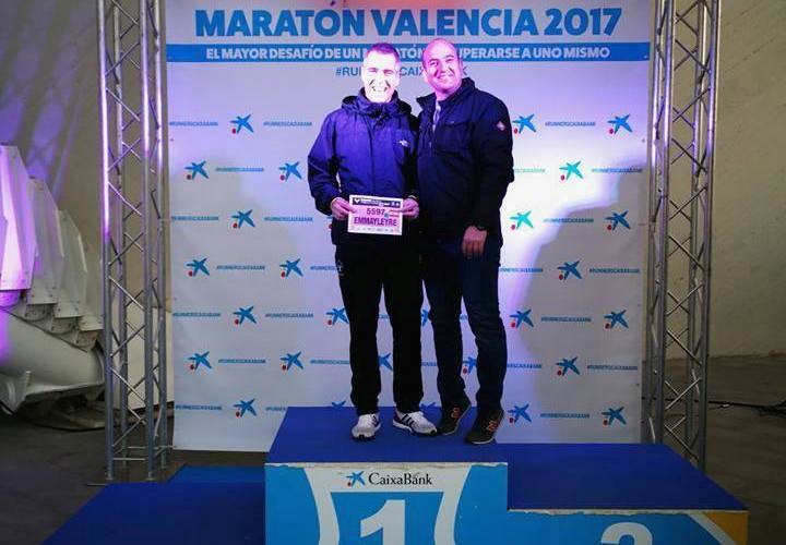 Alán y Urbano, en el podio del Maratón Valencia Trinidad Alfonso.