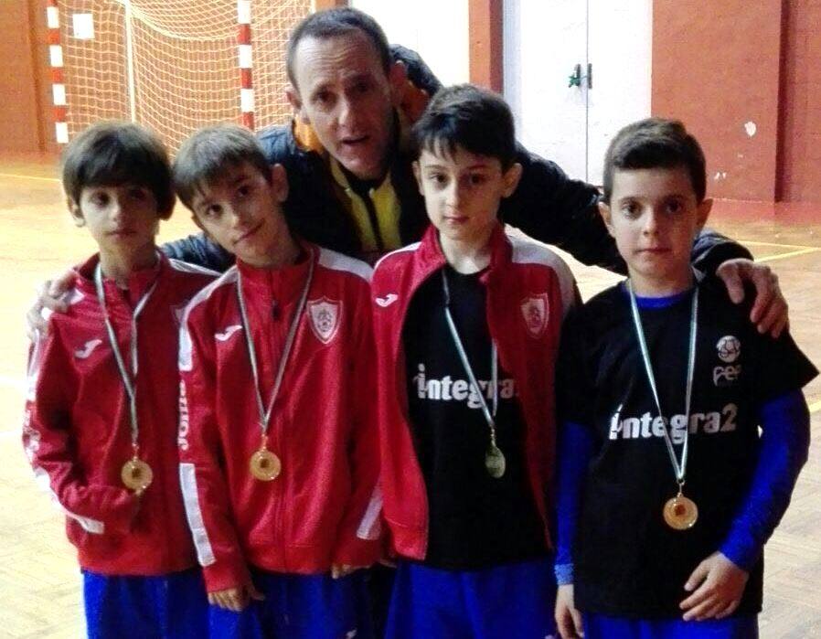 Marcial con los cuatro benjamines jaraiceños.