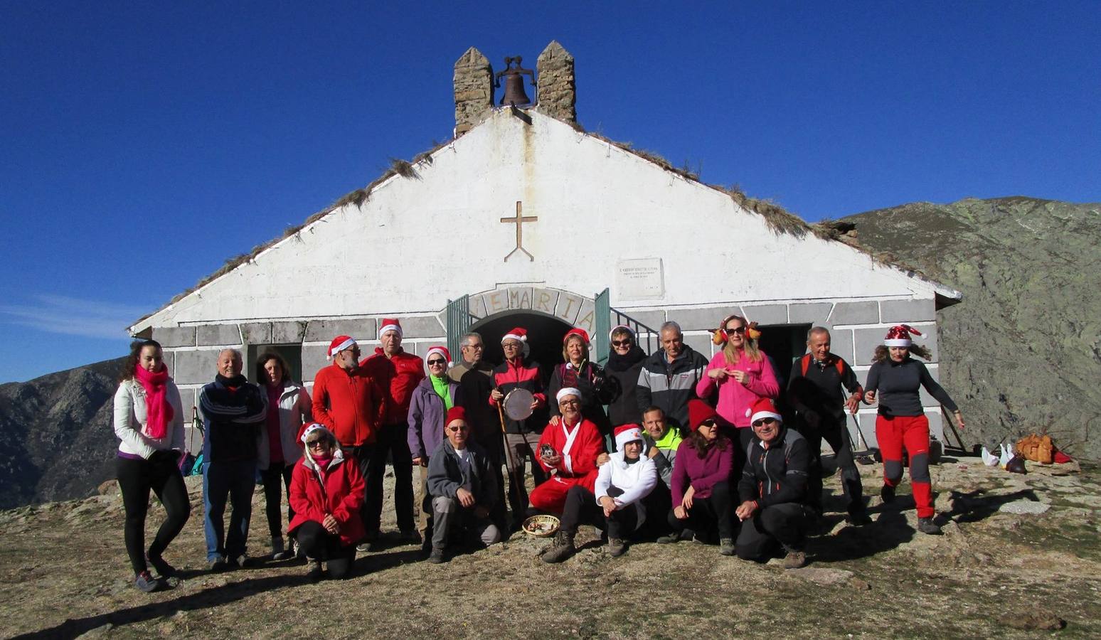 Los senderistas delante del refugio.