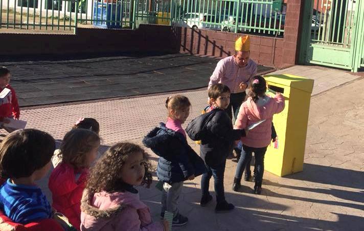 Los niños depositantdo las cartas.
