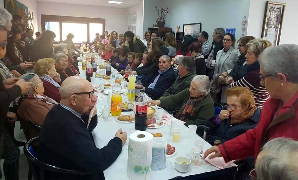 Usuarios y familiares durante la comida.